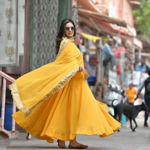 Robe moderne en georgette jaune doré avec boutons fantaisie sur le col, magnifique choli pour les fêtes, séchage rapide, toutes saisons - Product Image 1