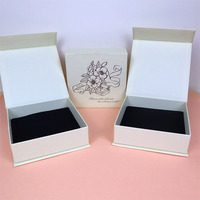 Boîte à bijoux magnétique à couvercle rabattable de style livre avec estampage pour bagues, colliers, boucles d'oreilles, bracelets - Accessoires de boîte cadeau