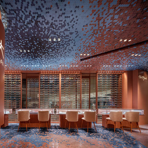 Armoire de présentation en <span class=keywords><strong>verre</strong></span> luxueux avec cadre doré, éclairage LED, forme d'arc, dimensions personnalisables et résistante - Product Image 6