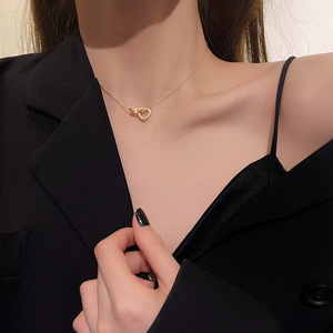 Collar Minimalista de Acero Inoxidable Chapado en Oro de 18K con Cierre de Doble Corazón para Mujer |   Impermeable, Hipoalergénico, No se decolora - Product Image 5