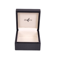 Boîte à bijoux en bois laqué texture fibre de carbone, logo personnalisé, intérieur en microfibre beige doux pour emballage de détail de marques de bijoux haut de gamme