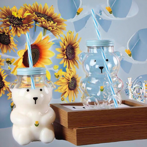 Vaso de Vidrio Clásico Reutilizable con Tapa Transparente y Pajita para el Regreso a Clases, Hogar, Oficina, Hotel, Taza con Forma de Oso Adorable - Product Image 1