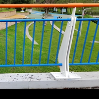 Rampe en verre et métal thermolaqué moderne pour balcon, escalier, terrasse, bâtiment commercial
