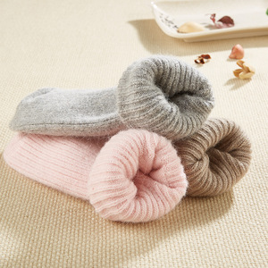 Cadeau <span class=keywords><strong>de</strong></span> <span class=keywords><strong>Noël</strong></span> <span class=keywords><strong>Chaussettes</strong></span> d'hiver confortables pour femmes <span class=keywords><strong>Chaussettes</strong></span> douces <span class=keywords><strong>en</strong></span> <span class=keywords><strong>laine</strong></span> et cachemire - Product Image 1