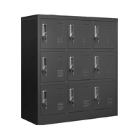 Neuf armoires de rangement en acier verrouillables, idéales pour les contextes commerciaux tels que les vestiaires du personnel des supermarchés.