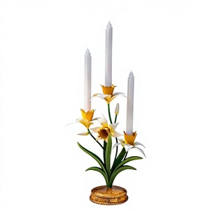 Candélabre en forme de narcisse avec trois bougies blanches pour la décoration de la maison - Product Image 1