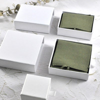 Boîte d'emballage carrée personnalisée pour bijoux, en papier kraft blanc, style tiroir, pour bagues, colliers, clous d'oreilles, avec texte/logo