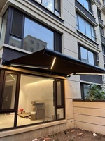 Auvent rétractable sur mesure avec cassette complète robuste et système motorisé électrique pour protection solaire extérieure et terrasse