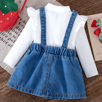 Ensembles Bébé Adorables Trois Pièces : Haut Blanc Respirant à Manches Longues et Jupe Salopette en Jean Brodé Fraise – Vêtements d'Automne pour Tout-Petits