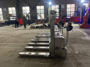 Apilador eléctrico de acero inoxidable 304 1,2 T 1,5 T con uso de patas a horcajadas para elevador de palés de paleta lateral Doble - Product Image 3