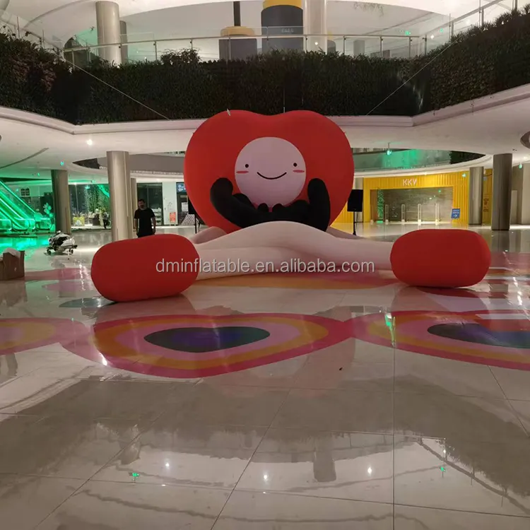 Mascotte en cœur rouge gonflable, tissu fourrure sur mesure pour la décoration d'événements