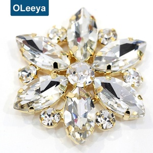 Corsages en strass à coudre en gros avec base argentée, appliques à coudre pour vêtements et robes - Product Image 1