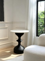 Mesa Auxiliar Escultural Clásica de Lujo con Pedestal de Madera Maciza y Tapa de Mármol Natural Blanco para Hotel, Villa, Sala de Estar, Dormitorio