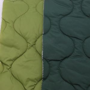 Vente en gros d'usine 100% polyester pongé 300T <span class=keywords><strong>Tissu</strong></span> <span class=keywords><strong>matelassé</strong></span> <span class=keywords><strong>double</strong></span> <span class=keywords><strong>face</strong></span> résistant à l'eau <span class=keywords><strong>pour</strong></span> doublure de vestes Filles - Product Image 2