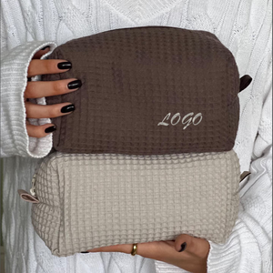 Trousse de maquillage en coton gaufré avec logo brodé personnalisé trousse de toilette multifonction pour cadeau de mariage - Product Image 1