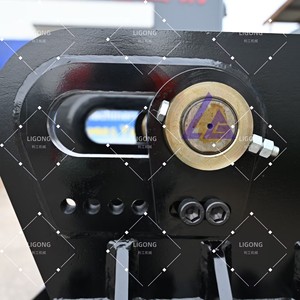 Compacteur vibrant hydraulique, ce qui en fait un outil essentiel pour des projets tels que les travaux routiers, les ponts et les fondations. - Product Image 5