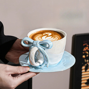 Nuovo Set Tazza e Piattino da Caffè in Ceramica con Fiocco 3D Color Perla, Design Unico, Idea Regalo per Feste e Caffetterie - Product Image 3