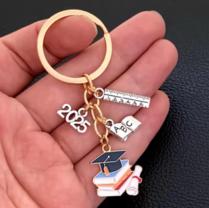พวงกุญแจรูปชุดครุยและหมวกสำเร็จการศึกษาแบบส่วนตัวสำหรับผู้หญิง ปี 2025  เครื่องประดับแฟชั่นสำหรับนักเรียนและครู - Product Image 6
