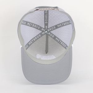 Gorra de béisbol deportiva de poliéster gris de 5 paneles con logo de PVC personalizado al por mayor, perforaciones cortadas con láser, gorra de golf con cuerda - Product Image 6