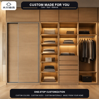 Système de garde-robe modulaire sur mesure en chêne clair avec étagères ouvertes et tiroirs pour petite chambre d'appartement