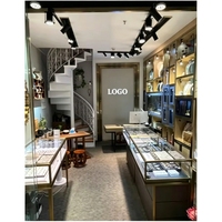 Boutique de bijoux de style industriel, aménagement complet sur mesure, îlot central, vitrine, armoires murales avec escalier en colimaçon