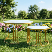 Ensemble de tables d'appoint modernes et épurées avec plateau en marbre, tables basses gigognes en métal doré pour salon et mobilier de maison