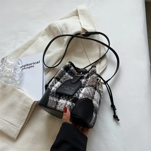 Bolsos cruzados de Moda de Nueva moda al por mayor, bolsos de mano informales para mujer, bolsos de cubo con patrón de tela escocesa - Product Image 4