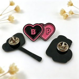 Pin de solapa de esmalte suave Kpop, insignia de metal de aleación de zinc, pin de recuerdo de ídolo con logotipo de doble corazón personalizado - Product Image 1