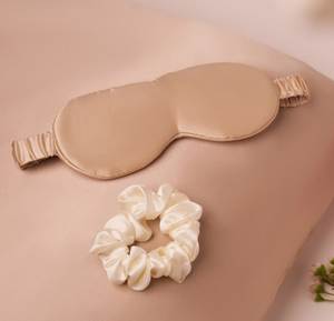 Ensemble de sommeil quatre saisons en satin de soie de luxe avec logo personnalisé, imprimé par transfert thermique, comprenant un masque de sommeil confortable et doux, une taie d'oreiller et un chouchou - Product Image 2