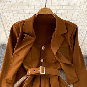 Completo Retrò da Donna con Giacca Corta e Gonna a Fascia Senza Spalline per un Look Ringiovanente - Product Image 6