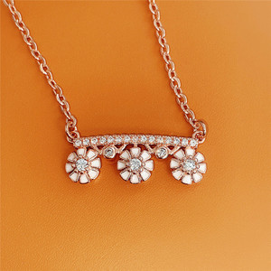 Collana con Ciondolo a Fiore Fresco per Donne, Accessorio da Collo Semplice per Uso Quotidiano, Gioiello di Moda per Outfit - Product Image 2