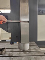 Centre d'usinage à portique 3 axes haute vitesse avec broche BT50 et commande FANUC pour sculptures 3D complexes en matériaux composites bois