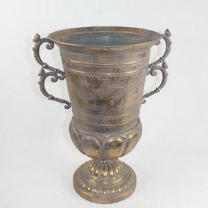 प्राचीन गोल्डन पाउडर लेपित धातु ट्रॉफी आकार उद्यान और घर सजावट के लिए हैंडल के साथ - Product Image 1