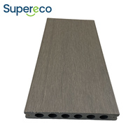 Terrasse en composite bois-plastique imperméable à l'eau, surface à grain de bois, directement de l'usine, pour terrasse et cour.