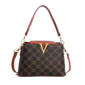 几何印花图案手提包，由PU材料制成的带有V标志的方形女式肩包。2536 - Product Image 1