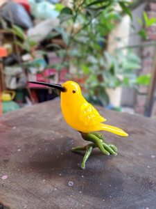 Figurine d'oiseau colibri en verre jaune faite à la main avec base en branche verte, ornement animalier - Product Image 5