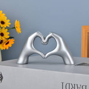 Décoration dorée, statue de main en forme de cœur pour salon et chambre, sculpture moderne de geste de main en forme de doigt d'amour pour étagère et bureau à domicile - Product Image 4