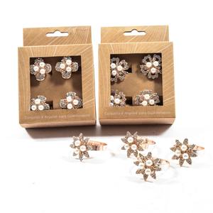 ENSEMBLE DE 4 ANNEAUX DE NAPPE DE NOËL EN MÉTAL ARGENTÉ DIAM. 5CM ASSORTIS - Product Image 1