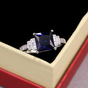 Anello di colore blu intenso dal design elegante per donna - Product Image 3