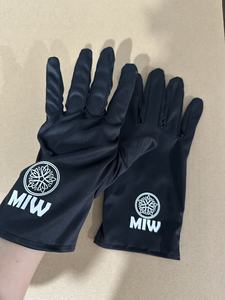 Guantes Negros de Microfibra Personalizados con Logotipo Blanco para Vendedoras de Joyería - Product Image 4