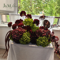 Arrangement floral bordeaux et vert, centre de table en fleurs, boule de fleurs artificielles en soie verte d'hortensia avec amarante suspendue