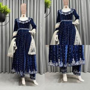 Abito in Velluto Blu Royal Scuro Ricamato per Donna, Abbigliamento Invernale <span class=keywords><strong>da</strong></span> Festa, Completo Salwar Kameez Pakistano con Decorazioni in Pietre Argentate - Product Image 3