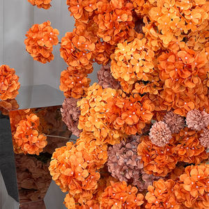 Boule de fleurs artificielles en soie réaliste sur le thème de l'automne, avec des hortensias oranges, pour la décoration de mariage en plein air - Product Image 3