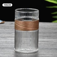 Tasse à thé à bulles transparente en verre borosilicaté fait à la main tasse en verre à rayures verticales côtelées simples avec col en bois