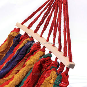 Amaca per adulti a strisce arcobaleno domestico con barra di spargitore di legno e nodi rafforzati - Product Image 3