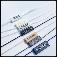 Corde d'étiquette personnalisée Prix du produit en polyester Corde personnalisée Corde d'étanchéité en tissu de luxe avec logo en relief Corde d'étiquettes d'étanchéité en plastique