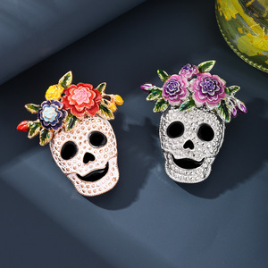 Nuova spilla a forma di teschio di Halloween, maschera bianca terrificante e particolare, corsage in stile europeo, spilla per costume da festival, accessorio - Product Image 1