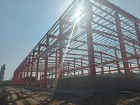 Bâtiment d'entrepôt moderne en structure acier isolée, atelier industriel préfabriqué avec ossature métallique et garantie de 5 ans