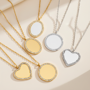 Collana con Ciondolo a Cuore Circolare in Acciaio Inossidabile Placcato Oro 18K PVD, Personalizzabile con Logo Inciso al Laser e Nome con Zirconi - Product Image 1