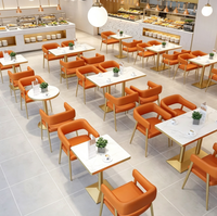 Kürbisorange Gepolsterte Esszimmerstühle Set Marmortischplatte Goldene Tischgestelle und Sitzbänke für Cafeteria Hotel Geschäft